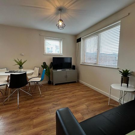 Three Bedroom Townhouse With Parking Telford Zewnętrze zdjęcie