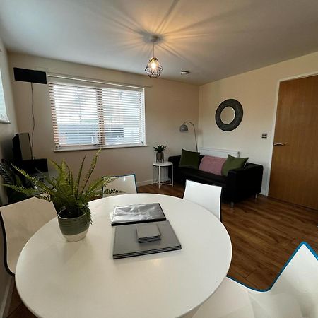 Three Bedroom Townhouse With Parking Telford Zewnętrze zdjęcie