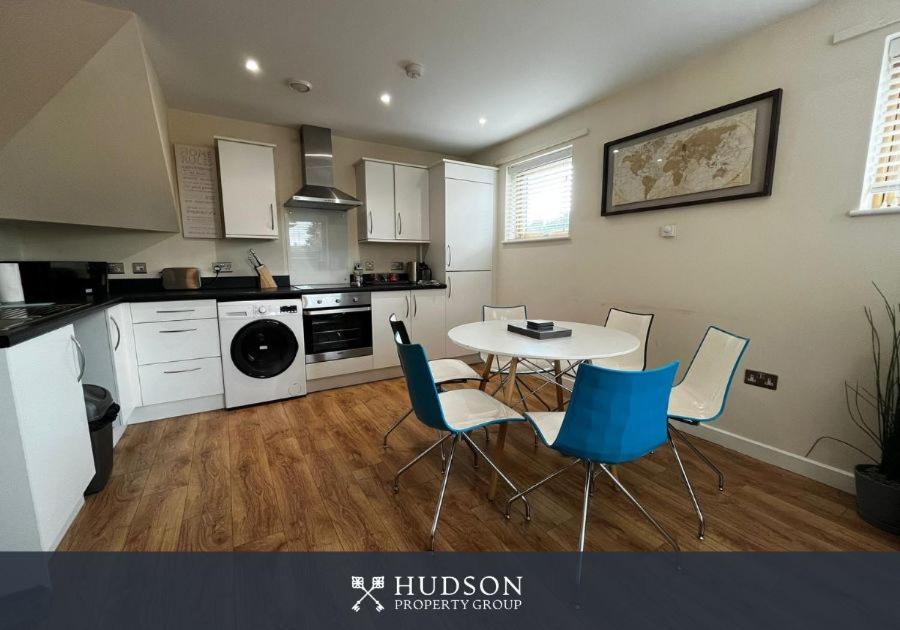 Three Bedroom Townhouse With Parking Telford Zewnętrze zdjęcie