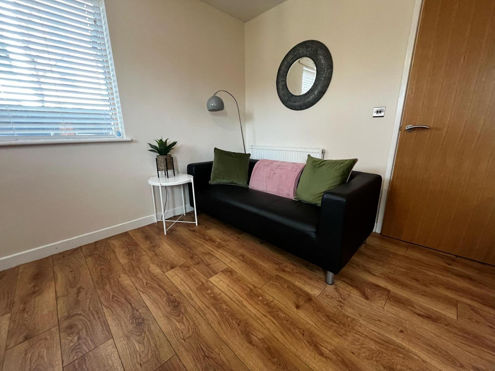 Three Bedroom Townhouse With Parking Telford Zewnętrze zdjęcie
