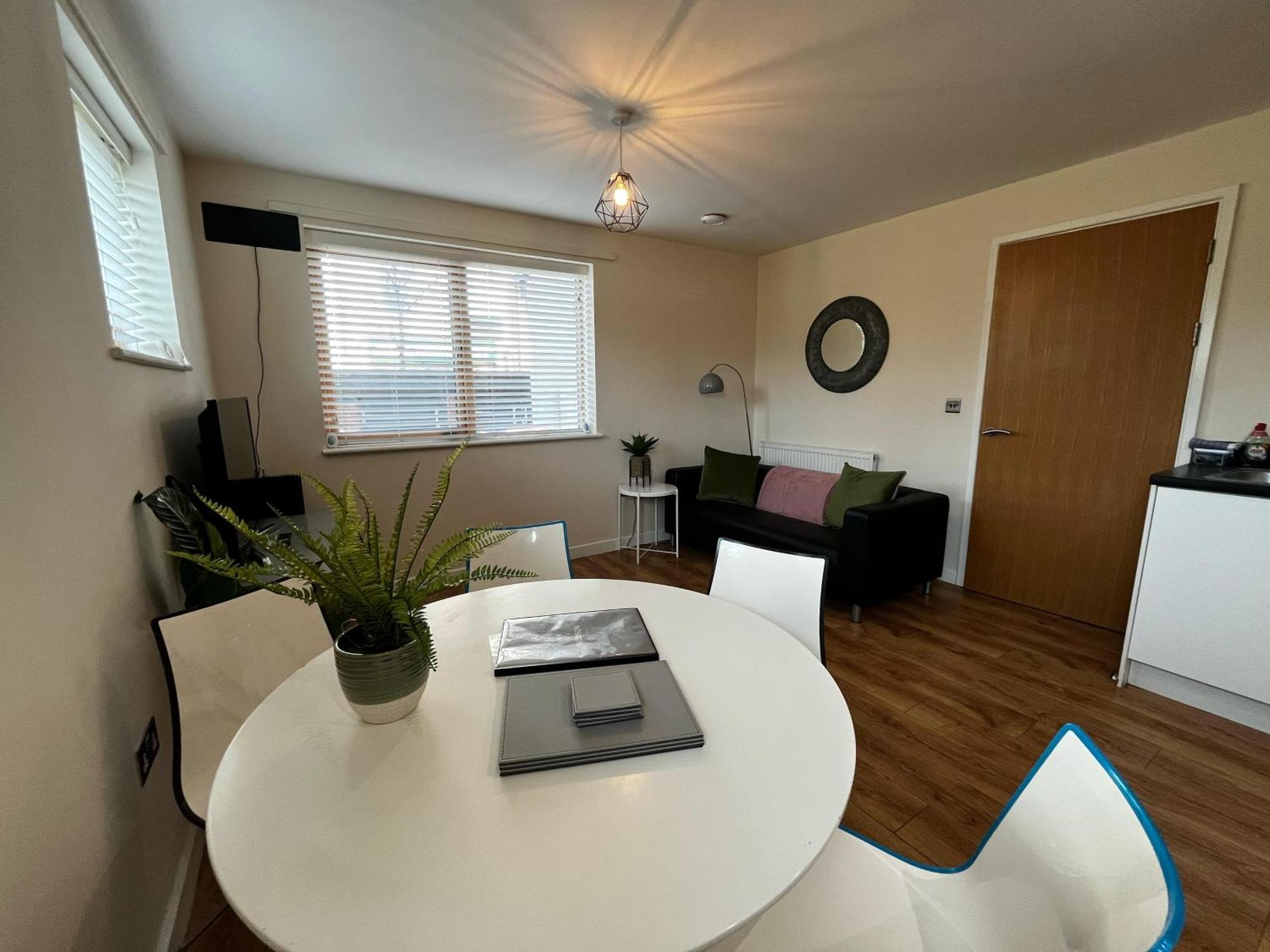 Three Bedroom Townhouse With Parking Telford Zewnętrze zdjęcie
