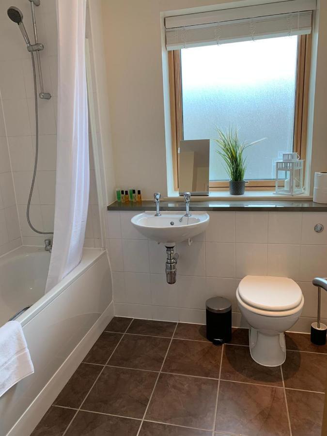 Three Bedroom Townhouse With Parking Telford Zewnętrze zdjęcie