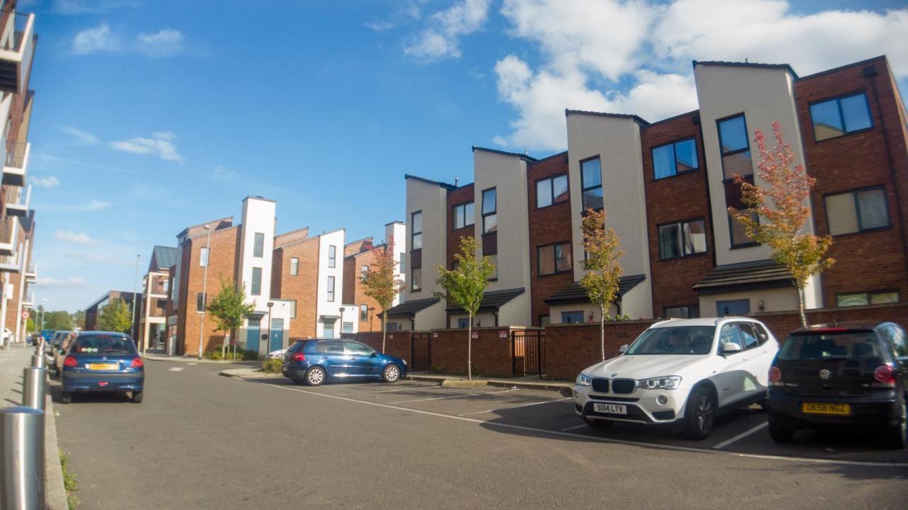 Three Bedroom Townhouse With Parking Telford Zewnętrze zdjęcie